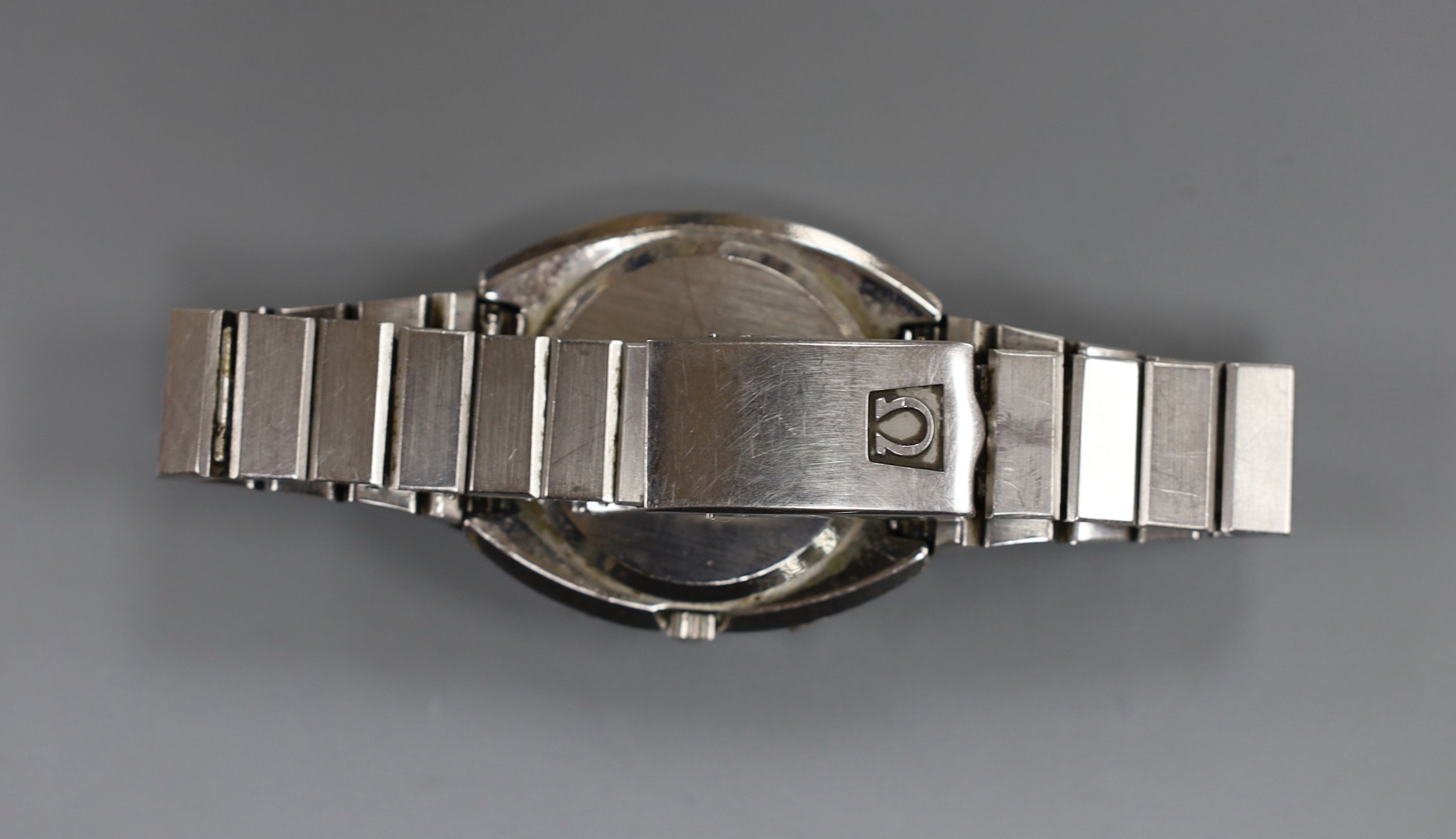 A gentleman's stainless steel Omega Seamaster day/date quartz wrist watch, with Omega box, no papers.